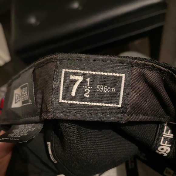 Red Yankees hat - Picture 6 of 6